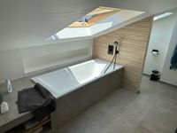 Badezimmer mit Holzoptikfliese + Dachschr&auml;ge