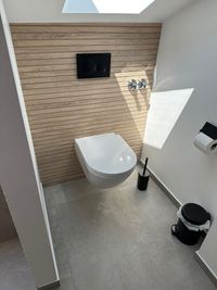 Badezimmer mit Holzoptikfliese + Dachschr&auml;ge