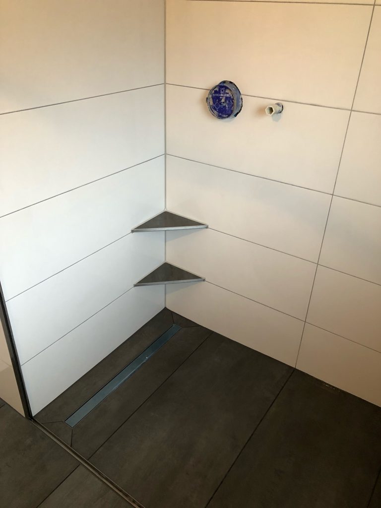 Waschtisch-Set: Dunkler Hängeschrank mit weißem Waschbecken und Spiegel.