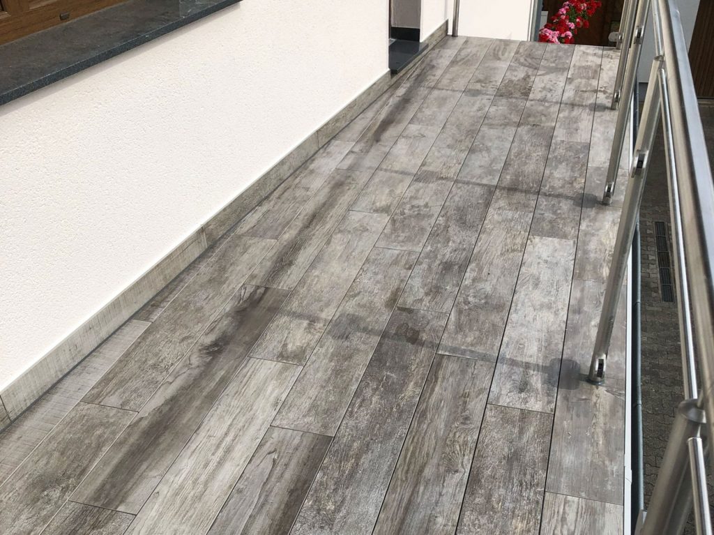 Holz-Waschtisch: Moderner Waschtisch in Holzoptik unter einer Dachschräge.