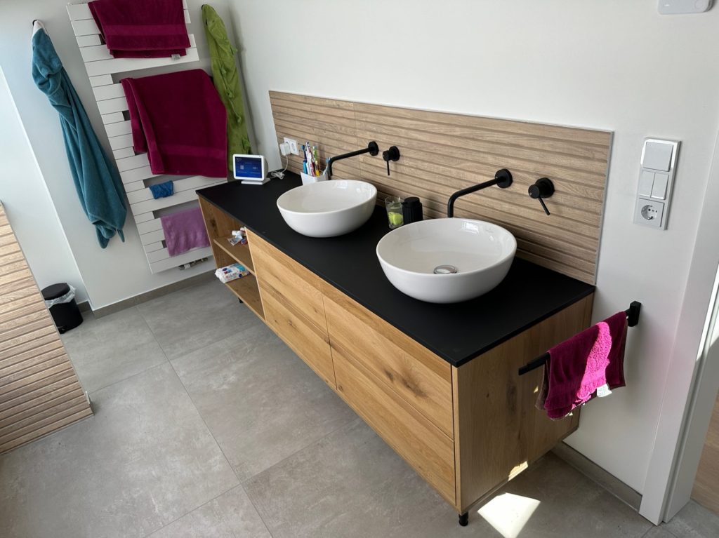 WC-Trennwand: Halbhohe Wand aus Beton-Optik neben einem Wand-WC.