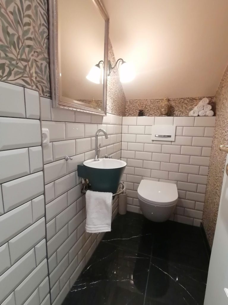 Beton-Dusche: Barrierefreie Dusche in grauer Beton-Optik.