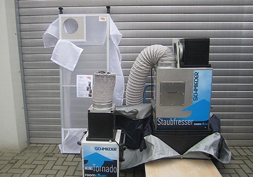 Arbeiten wirksame Staubschutztüren.