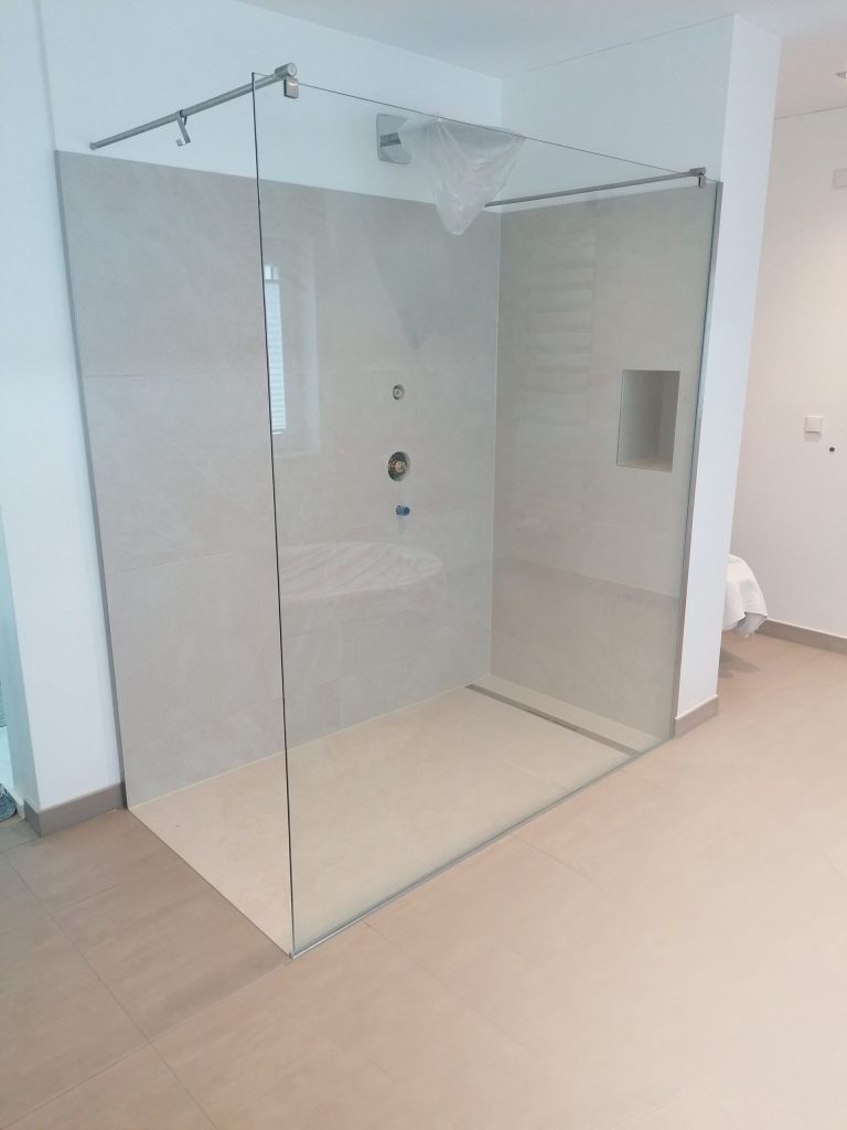Glasdusche: Eckdusche mit rahmenloser Glasabtrennung.
