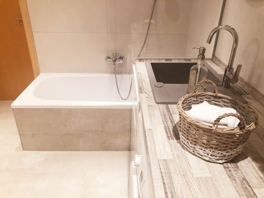 Bad-Design: Modernes Bad mit indirekter Beleuchtung an der Wanne.