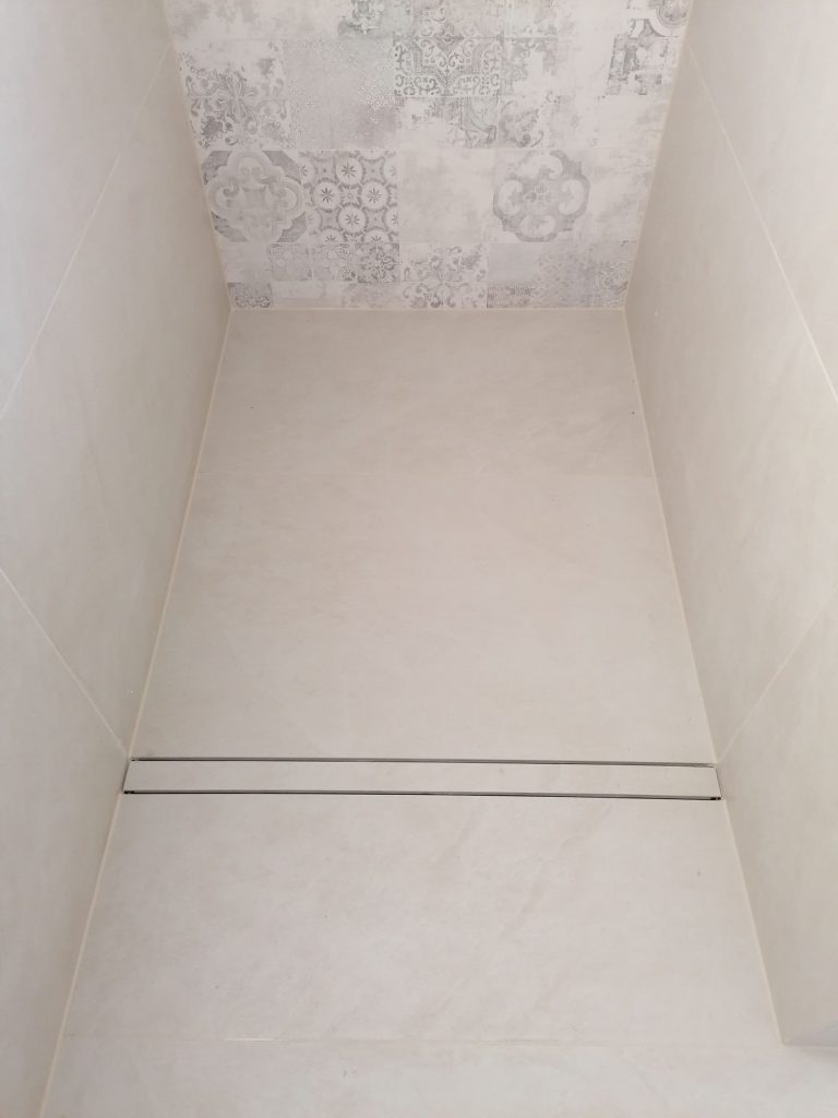 Badewannen-Detail: Blick von oben in eine klassische weiße Badewanne.