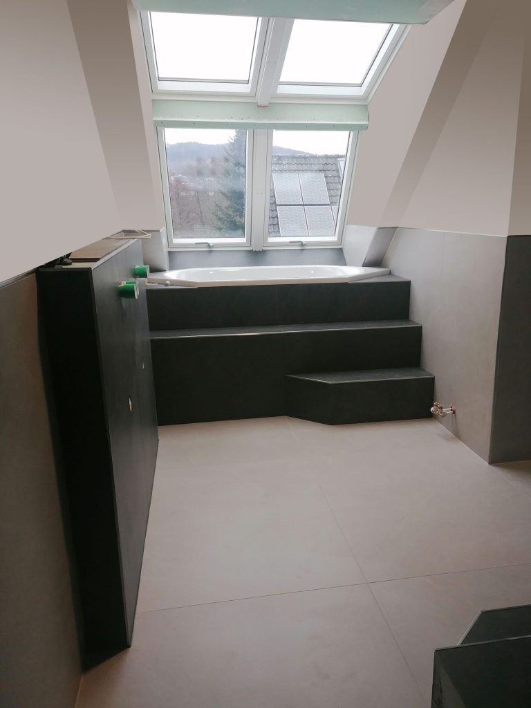 Wanne unterm Fenster: Einbaubadewanne direkt unter einem Dachfenster.