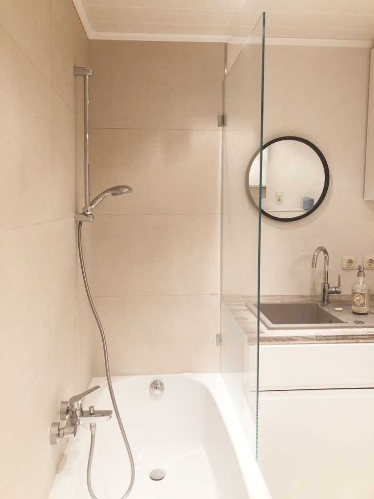 Dusche mit Dekor: Duschbereich mit einer dekorativen, gemusterten Glaswand.