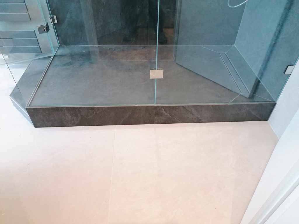 Deckenansicht: Blick auf eine beleuchtete Deckenkonstruktion in einem Badezimmer.