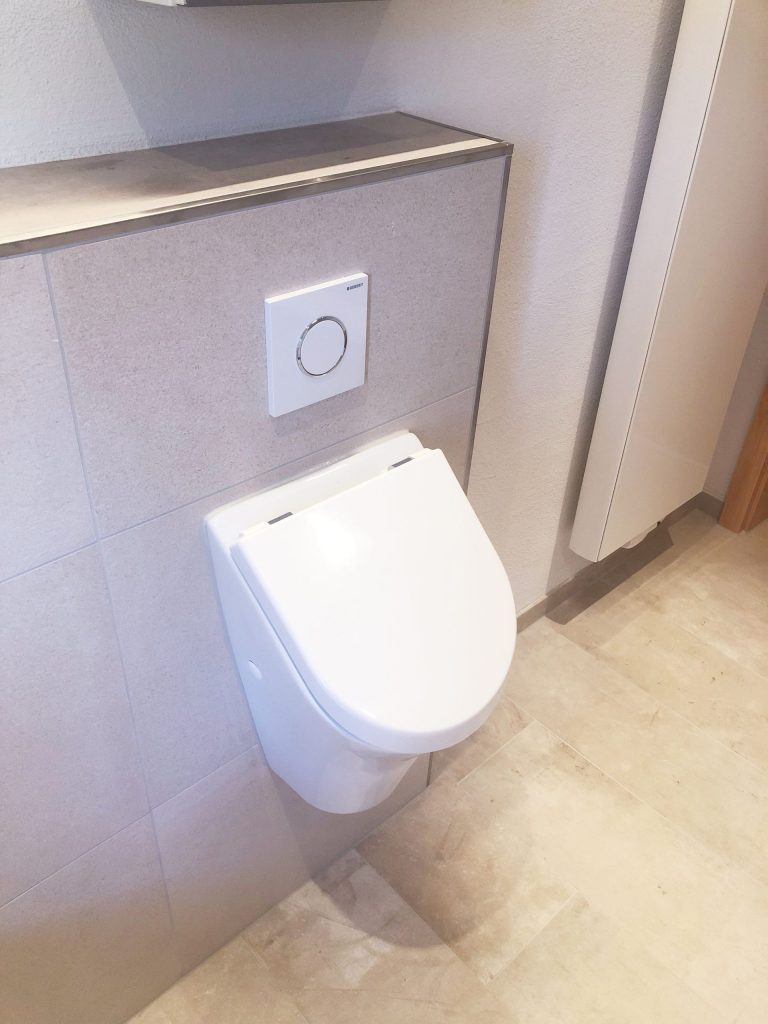 Duschnische: Schlichte Dusche mit integrierter, beleuchteter Wandnische.