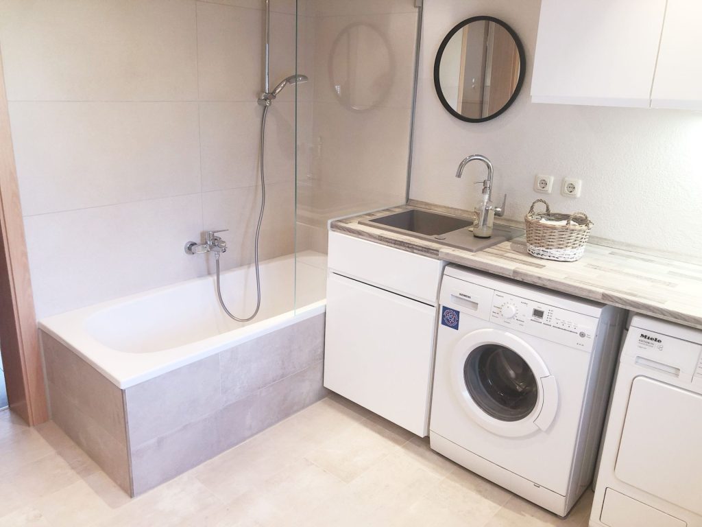 Hauswirtschaftsraum: Kombination aus Badewanne und Waschmaschine.